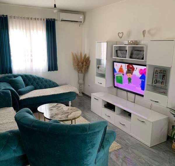 Izdaje se četvorosobna kuća u Donjim Kokotima, Podgorica.